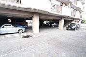 マンション下が駐車場です。広く駐車しやすいです。