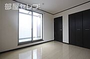 大きな窓があるお部屋です。