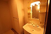 小物がしっかり置ける洗面台です。