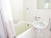 お風呂は給湯式です。洗面化粧台あります。