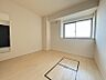 その他：約5.9帖の洋室は寝室として使用できる広さです。