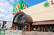 ライフ新座店 徒歩3分。スーパー 230m