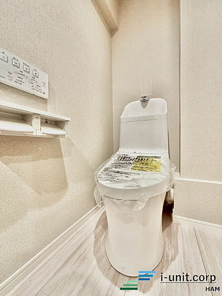 トイレはウォシュレット機能付きの最新タイプ。来客やご友人も使うので、いつも清潔を保てるように配慮しなければならない場所。見た目から清潔感あるホワイトを基調にデザインされました。