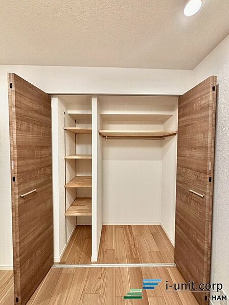 各居室にはクローゼットを完備し、家具の配置にも困らない設計がされています。採光と通風のバランスがほどよく絶妙です。