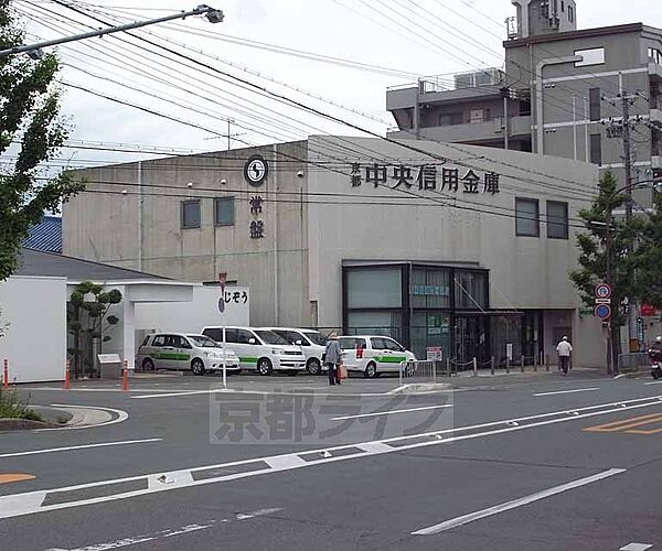 画像21:京都中央信用金庫 常盤支店まで112m 丸太町山越の交差点を西にいったところにございます。丸太町通り沿い南側。