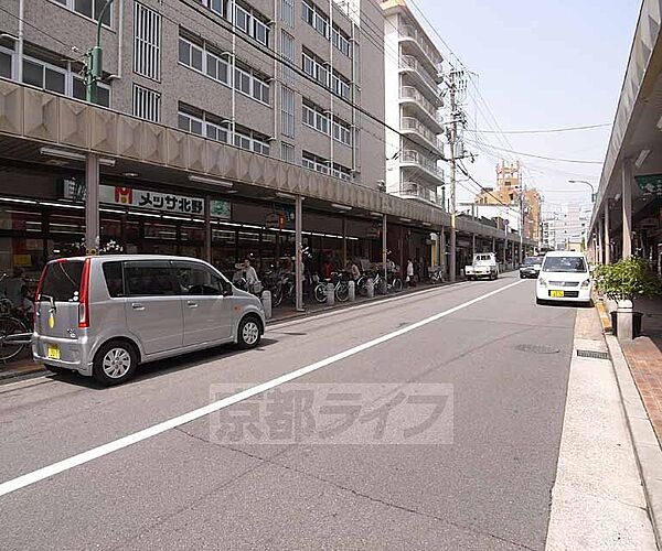 画像13:北野商店街まで160m 昔ながらの北野商店街。スーパーや100均などもありますよ。