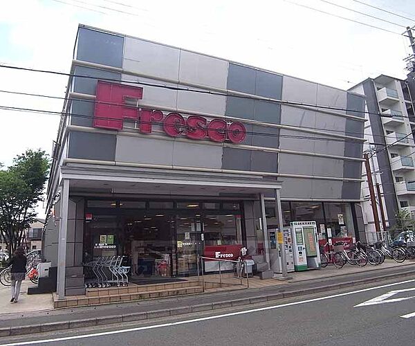 フレスコ 梅津店まで1500m 四条通に面しており、周辺に銀行やコンビニも有り。駐車場も完備