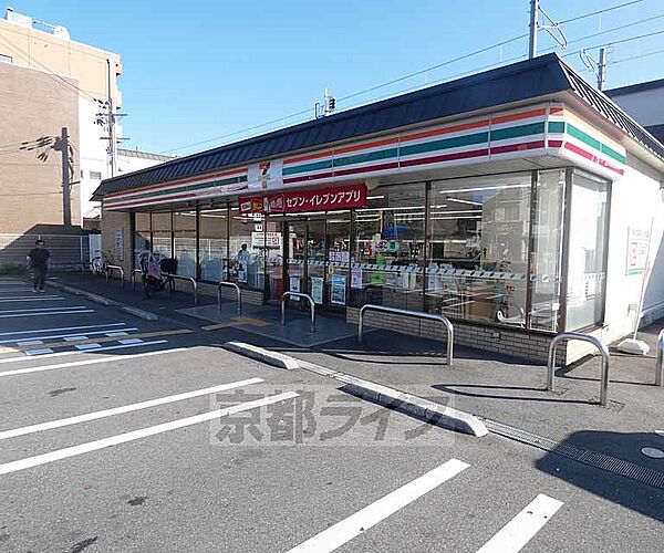 画像2:セブンイレブン　西小路丸太町店まで126m 駐車場が広く、お車でも入りやすい店舗です。