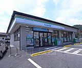 ファミリーマート松尾大社前店まで400m 松尾橋と松尾大社の鳥居の間に位置します。駐車場も広いですよ。