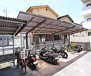 屋根付き駐輪場。こちらにもご用意がございます
