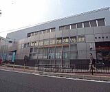 亀岡郵便局まで500m 土日も開いているゆうゆう窓口のある郵便局です。