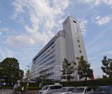 亀岡市役所まで1200m パリッと目を引く建物です。