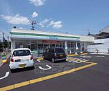ファミリーマート太秦西蜂岡町店まで156m ＪＲ太秦駅と京福帷子ノ辻駅の間にあります。太秦映画村撮影所も近いです。
