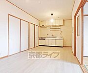 生活便利な立地に建つ2ＬＤＫマンションです。