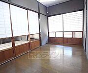 広々とした部屋です。