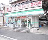 ファミリーマート竹田久保町店まで91m 龍谷大学のすぐ西のコンビニです。最寄駅はくいな橋駅です。