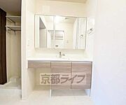 大きな鏡の付いた洗面台です