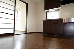 多摩都市モノレール 泉体育館駅 徒歩10分の賃貸アパート 1階2DKのリビング/ダイニング