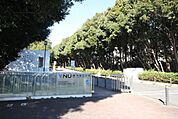 大学「横浜国立大学正門まで900m」