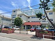 中学校「市立万騎が原中学校まで818m」
