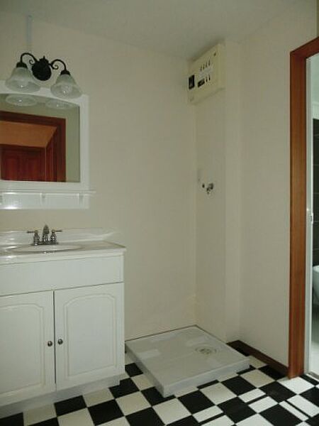 画像8:脱衣所・独立洗面台完備。
