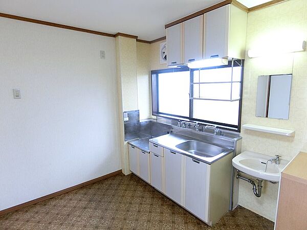 画像4:キッチン。吊戸棚もございます。