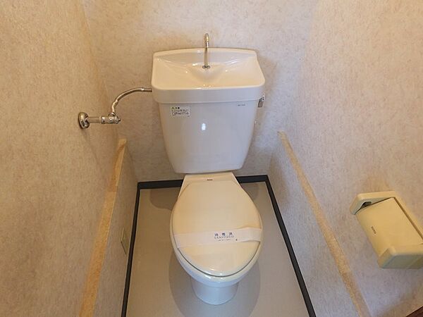 画像7:トイレは個室で清潔感がございます