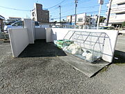 ごみ捨て場は敷地内入り口付近にあります。
