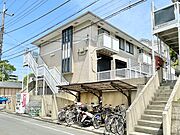 高台にあるアパートです
