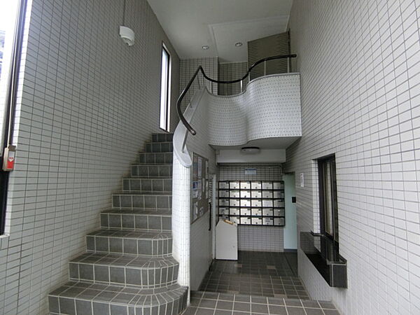 画像9:ロビーから左部の階段を上がった2階のお部屋です