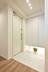 フットライトが足元を温かく照らし、白を基調に爽やかな空間を演出します。ゆとりがある空間なので、キャリーケースなど大きいお荷物の移動も快適です。