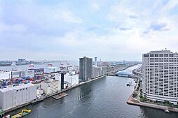 24階部分から京浜運河を臨む眺望は、思わず体を伸ばして深呼吸したくなるような眺めです。移ろいゆく空と運河の悠々とした空間をお楽しみください。