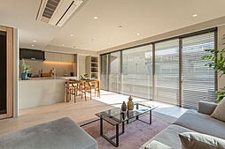 ユナイテッドアローズ社がもつブランドの世界観を住空間に落とし込みながら、従来の様式美や一過性のトレンドに流されることなく、暮らしの普遍を丁寧に見つめながら住空間づくりを目指し施したリノベーションです。