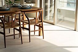 南東向きで、穏やかな採光と開放感を享受したのびやかなリビングダイニングです。光と風が通り抜ける、居心地の良い空間です。