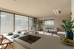 キッチンからリビング全景が見渡せるレイアウトを採用しました。キッチン横にはダイニングテーブルを配置するスペースがあり、キッチン一体となったダイニング空間がつくれます。