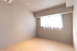 洋室2は約5.4帖のお部屋です。クロスとフローリングの間には巾木を設けず、ノイズレスで繊細な技術のこだわりを重ねた内装です。