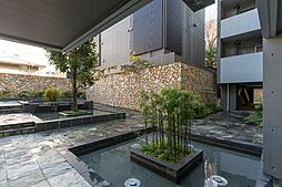 マンション共用部には庭園や池があり、ハイグレードなレジデンスが住まう方の暮らしを彩ります。2023年大規模修繕工事済みで管理体制良好です。