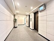 共用部にはエレベーターが二基完備されているので、マンション内の移動も快適です。共用部は清潔に保たれ、住まう方が気持ち良く暮らせるよう管理が行き届いています。