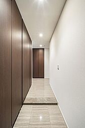 天井までの高さがあるシューズボックスを備え付けたので、玄関をすっきり綺麗に保てます。この先にどんなお部屋が広がっているのか思わずワクワクしてしまう、ラグジュアリーな玄関です。