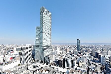 東側の広々としたバルコニーからは、あべのハルカスを身近に感じることができます。高さ300mを誇る高層複合ビルはあべのの街のランドマークです。百貨店や専門店、美術館など多彩な店舗があり日常生活も便利です