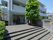 時代の移ろいを重ね大切に住み継がれてきたマンションです。植栽は綺麗に整られ、毎日気持ちよく出入りできそうです。