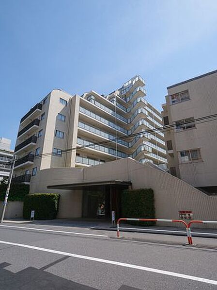 『神楽坂』駅徒歩4分の好立地。歴史情緒と風情漂う神楽坂に位置する、総戸数237戸の大規模レジデンスです。パーティールームやゲストルームなどの共用設備が備わっています。