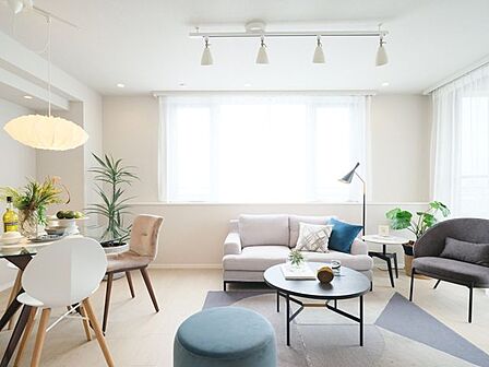 キッチンからダイニング、リビングへとゆるやかにつながる美しい一体空間です。リビングダイニングには床暖房を設置したので、寒い冬でも足元からじんわり温もりを感じていただけます。