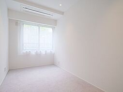 柔らかな光が入りこむ洋室2です。凹凸が少ないお部屋なので、家具の配置がしやすいです。