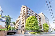 羨望の地「千代田区六番町」アドレスに佇むマンションです。「麹町」駅まで徒歩2分、2駅2路線が利用でき、アクセス至便な住環境、安心の免震構造です。