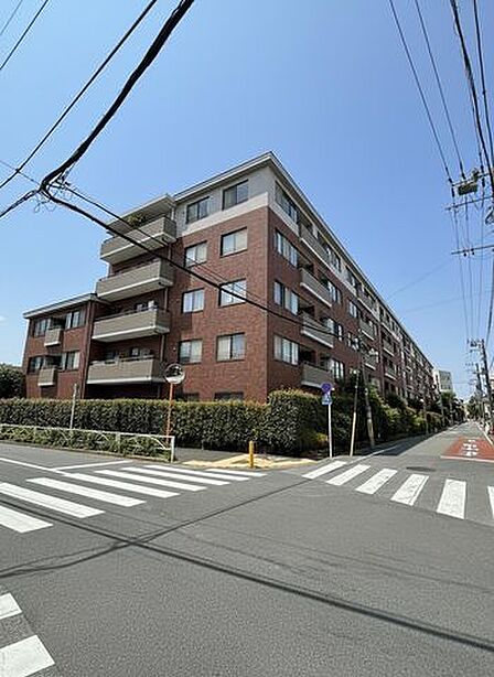 閑静な住宅街に調和する重厚感のある低層レジデンスです。ゆとりある敷地計画と落ち着いたタイル貼りの外観が、都心にありながら穏やかで上質な暮らしを演出します。周辺には緑も多く、落ち着いた住環境が魅力です。