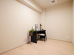 洋室3は住まう方の趣味や感性で飾っていただけるように、シンプルな内装で仕上げました。
