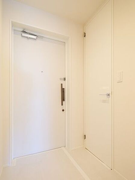 玄関にはシューズインクローゼットが備わっています。シューズはもちろん、アウトドアグッズや雨具なども収納可能です。