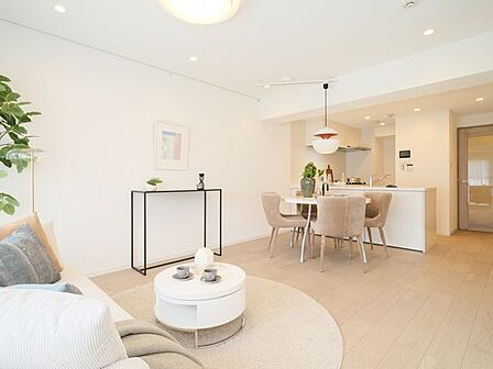 木のぬくもりを感じる上質なフローリング材を採用し、シンプルで洗練された内装に仕上げました。ピクチャーレールも設置しており、アートや写真を飾って、自分らしい空間づくりをお楽しみいただけます。