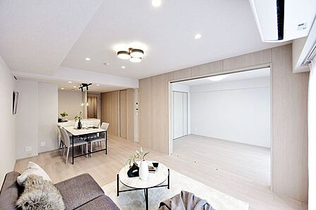 ナチュラルな木目と洗練されたデザインが調和するLDKです。ダイニングにはピクチャーレールを設置していますので、グリーンやアートでお好みの空間を演出できます。